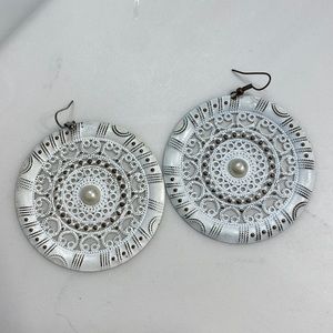 White,gold and Pearl round earrings